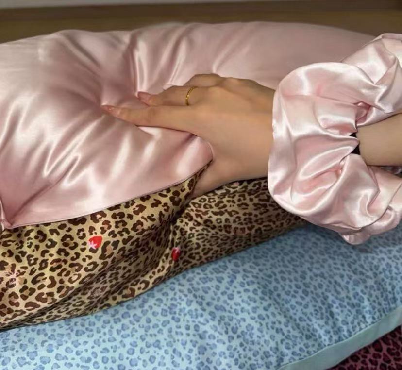 Single 22 Momme Gold Leopard Silk Pillowcase