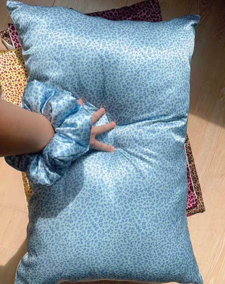 Single 22 Momme Blue Leopard Silk Pillowcase