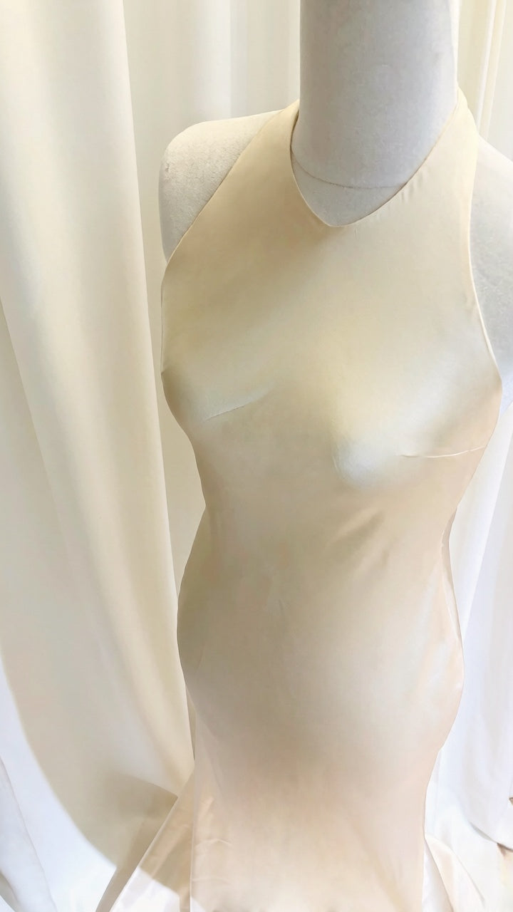 Vestido de seda estilo halter personalizado