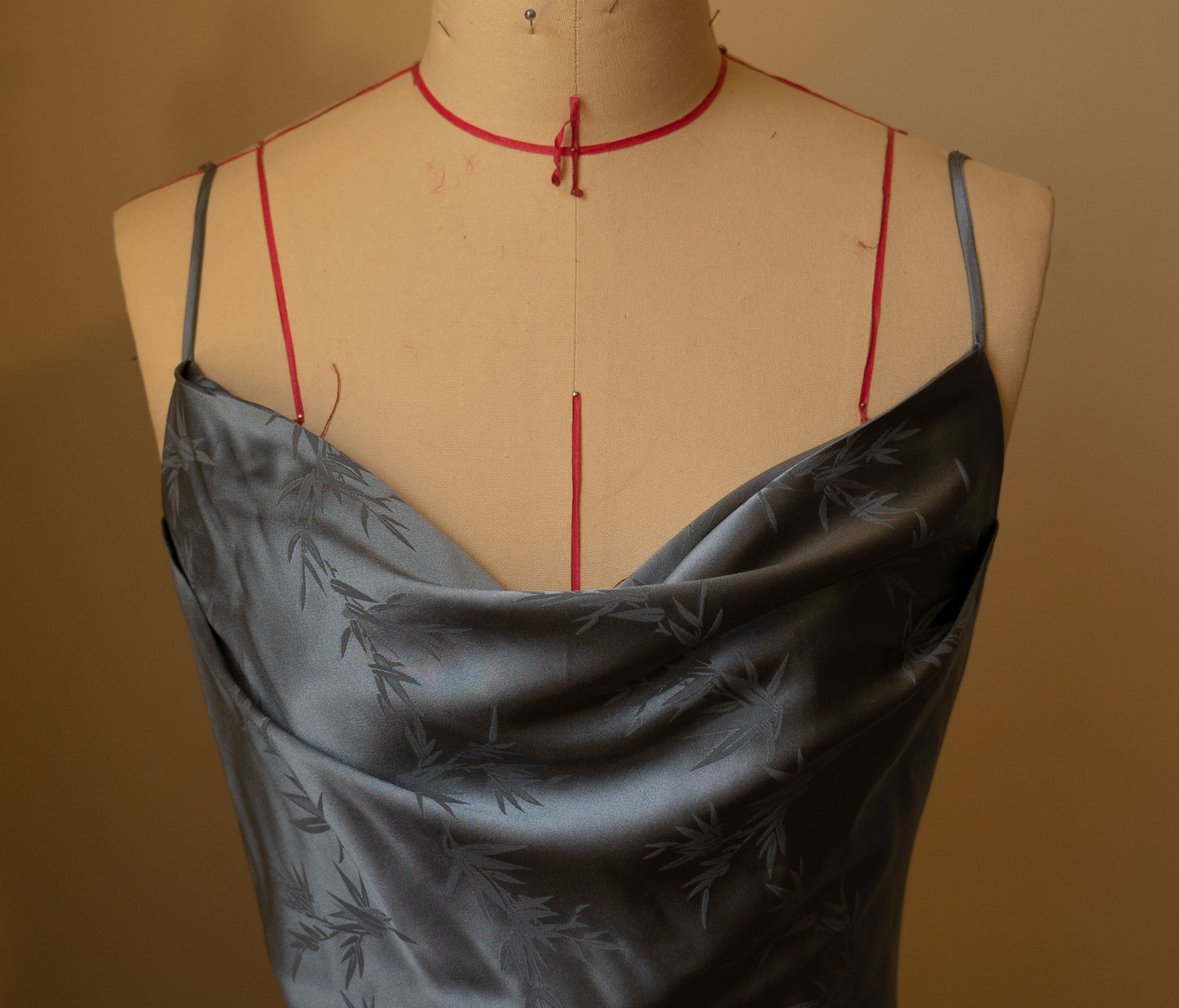 Vestido con cordones y jacquard de bambú