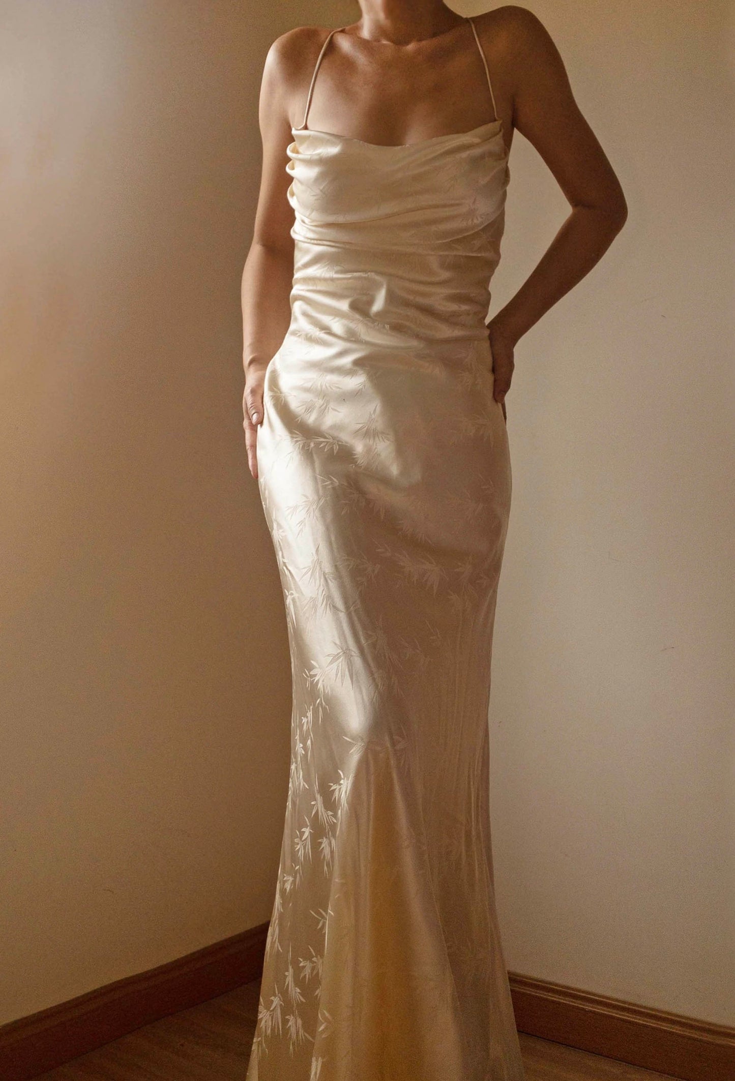 Vestido con cordones y jacquard de bambú