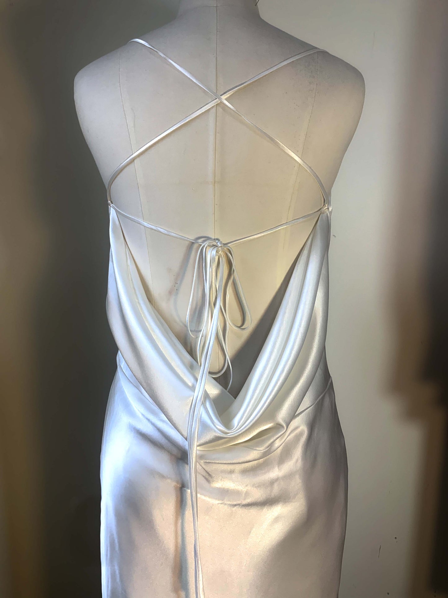 Vestido Ryleigh de seda de morera drapeada