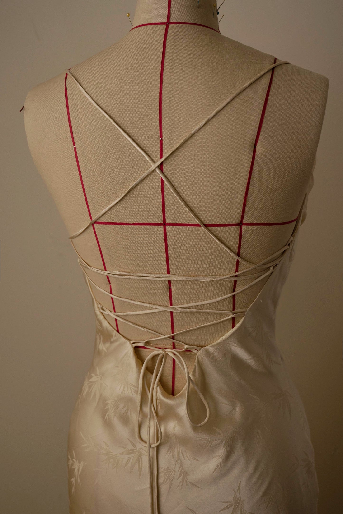 Vestido con cordones y jacquard de bambú