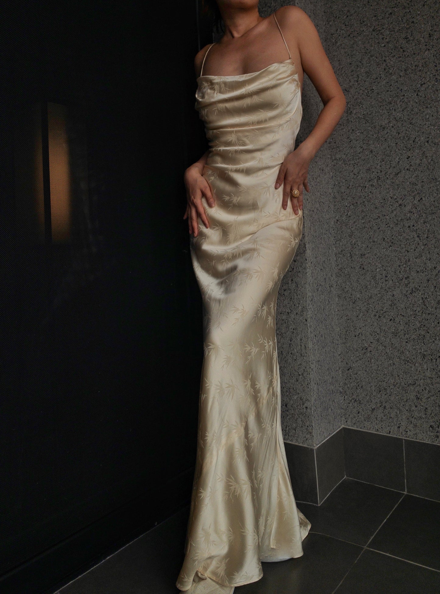 Vestido con cordones y jacquard de bambú