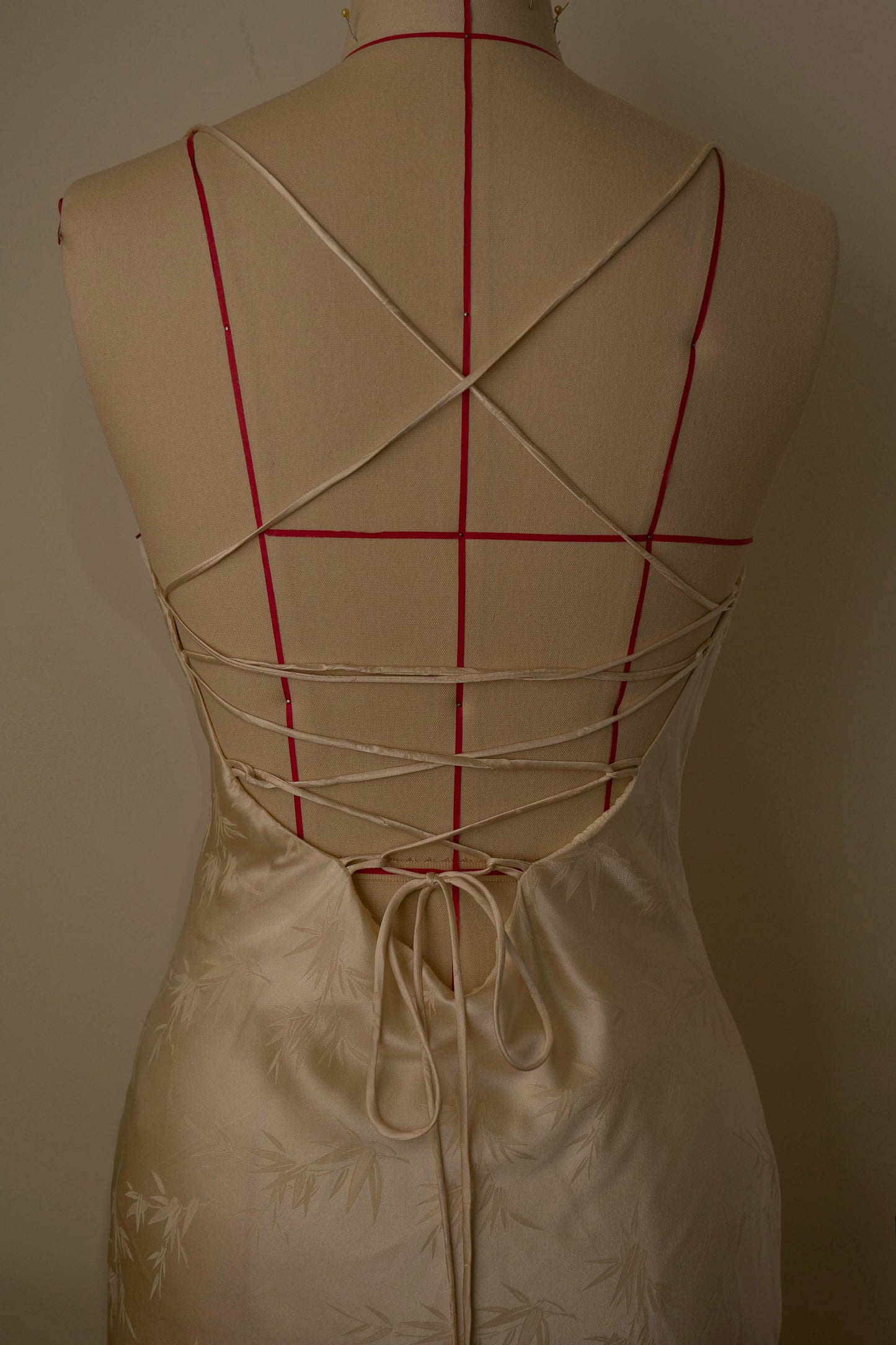 Vestido con cordones y jacquard de bambú