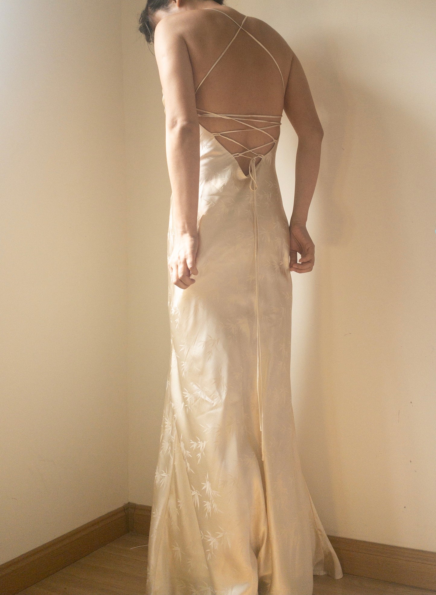 Vestido con cordones y jacquard de bambú