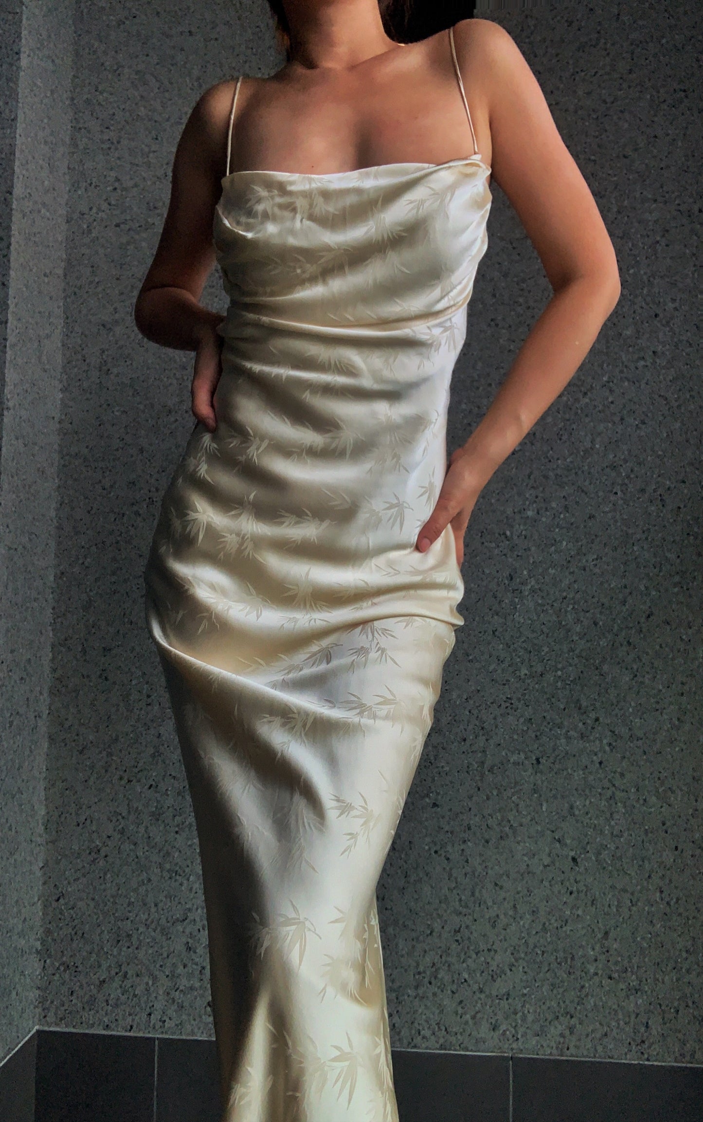Vestido con cordones y jacquard de bambú