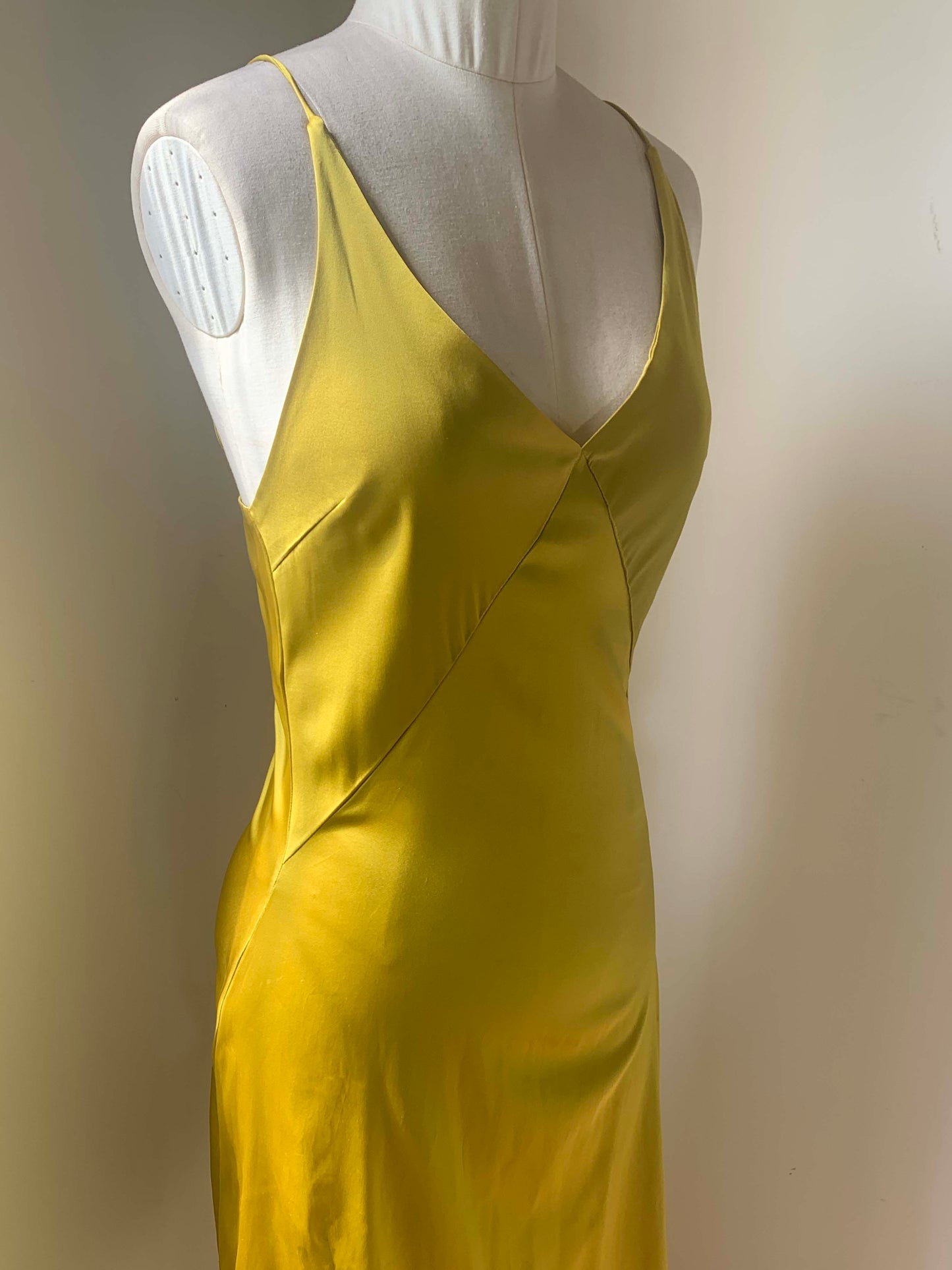 Vestido de seda de morera amarillo ámbar