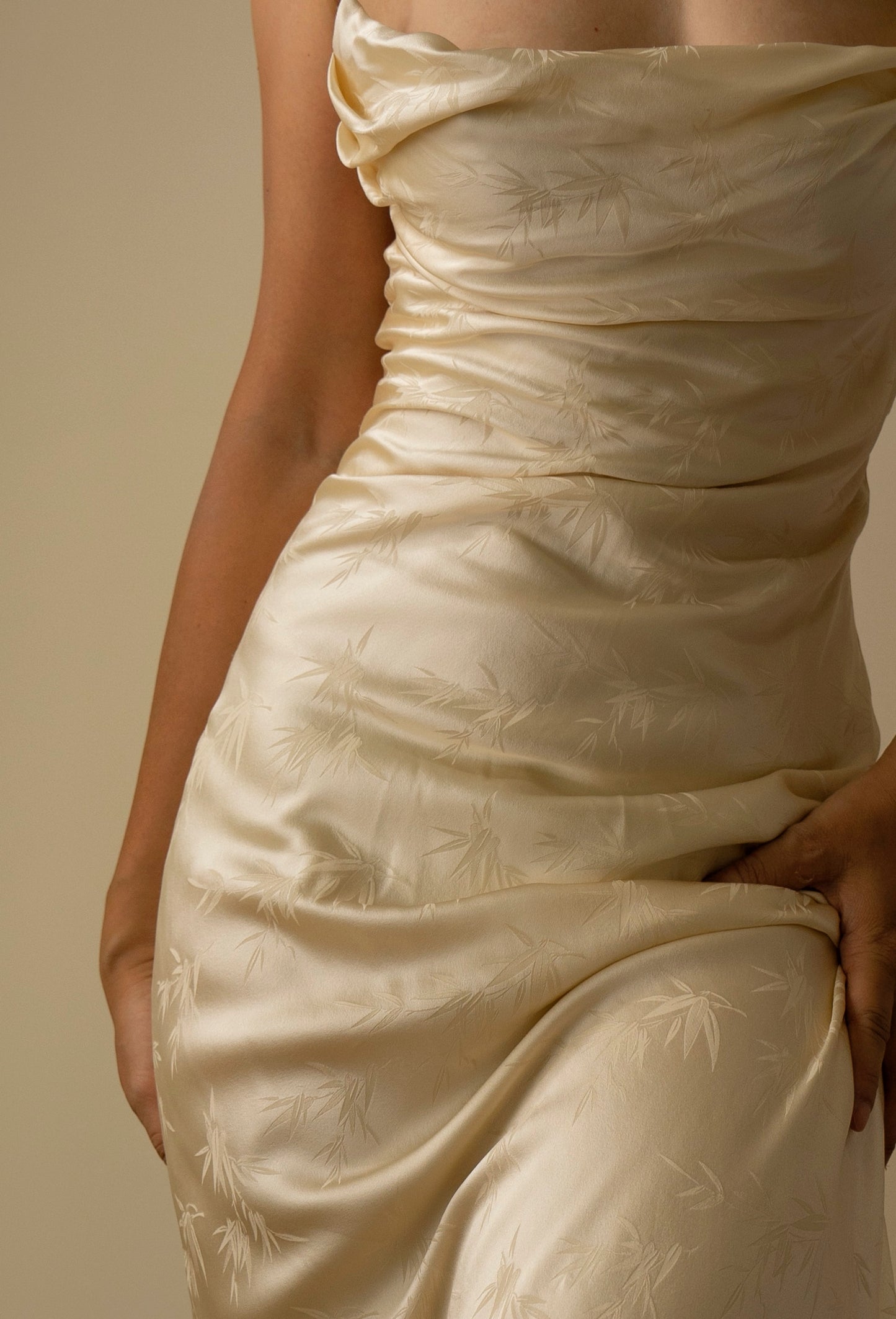 Vestido con cordones y jacquard de bambú